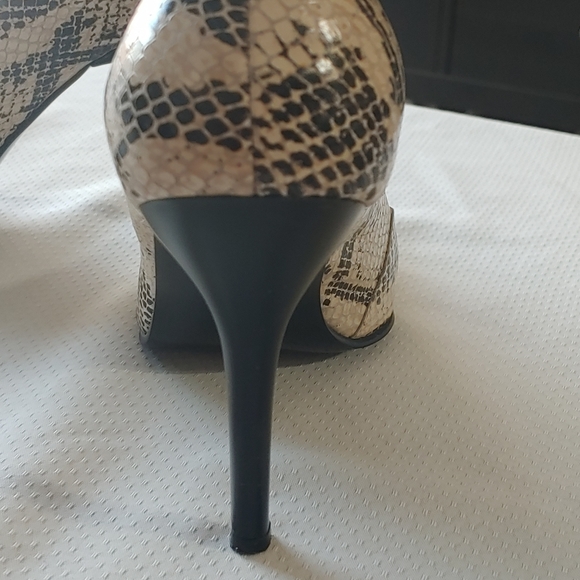 Heels - Picture 4 of 7